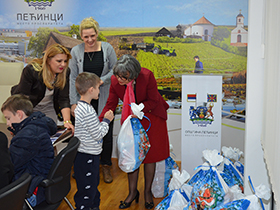 Novogodišnji paketići obradovali i decu iz hraniteljskih porodica