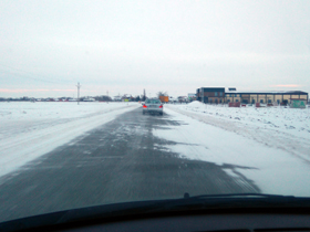 VOZAČI OPREZ! Zbog vetra se formiraju smetovi na putevima