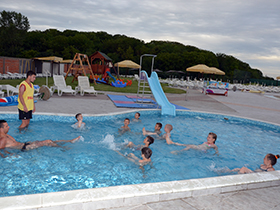 Počela besplatna škola plivanja na pećinačkim bazenima