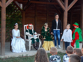 Velika pozornica u dvorištu Aksentijevog kućerka