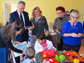 Slatki paketi i knjige za decu iz Dnevnog boravka