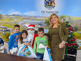 Novogodišnjim paketićima obradovali decu iz hraniteljskih porodica