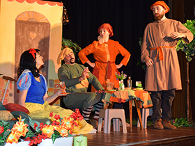 „Snežana i 7 patuljaka“ obradovala pećinačke mališane