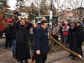 Badnjak stigao u pećinački hram