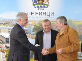 Uručene prve penzionerske kartice u opštini Pećinci