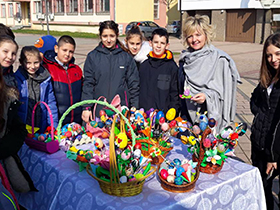 Uskršnje šarenilo pećinačkih osnovaca na šetalištu