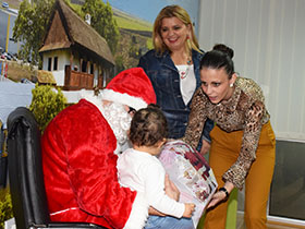 Deda Mraz obradovao i decu iz hraniteljskih porodica