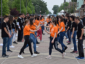 Štraus i kolo na pećinačkom šetalištu