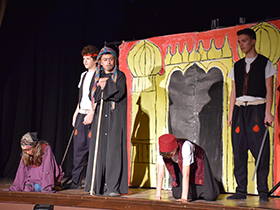 Nagrađivana predstava pred osnovcima pećinačke opštine