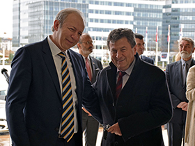 30 automobila i računara za lokalne mobilne timove