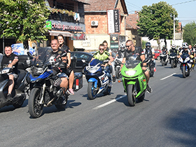 Miris benzina, gulaš i rok muzika