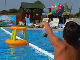 Borbeno i zabavno na pećinačkim bazenima