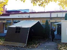Postavljen šator ispred pećinačke kovid ambulante