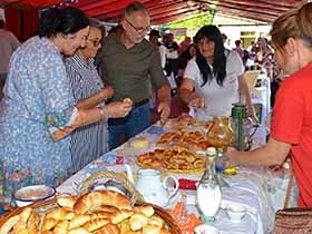 Kupinovo mirisalo na kiflice i šećer u prahu