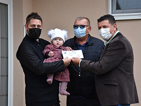 Po 40.000 za 54 porodice sa bebama