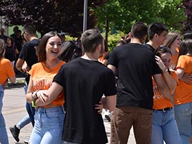 Штраус и коло на пећиначком шеталишту