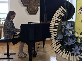 Две награде за младе пијанисткиње