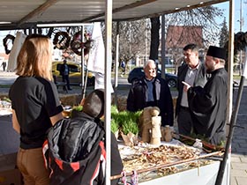 Божићно сеоце оплеменило порту пећиначке цркве