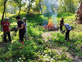 Волонтери из целог света чисте Купиник