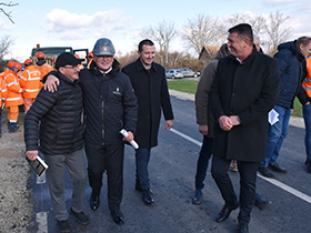 Министар Весић најавио 50 нових километара путева у општини Пећинци