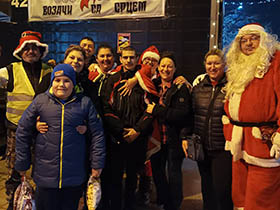 Конвој са срцем синоћ посетио и пећиначку децу