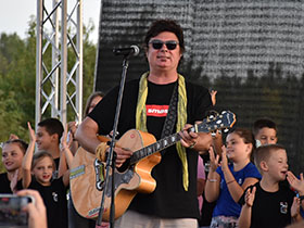 Бане Летећа гитара сутра са малим Шимановчанима