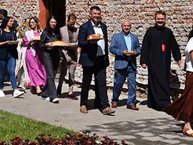 Светом литургијом у Пећинцима обележен Свети Никола летњи