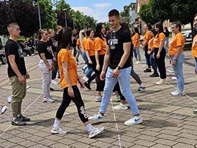 Шетња кроз Пећинце и плес тачно у подне