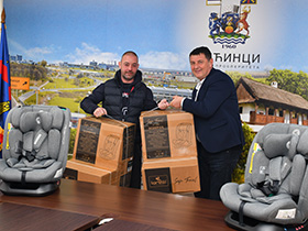 Општина Пећинци донира ауто седишта породицама са бебама