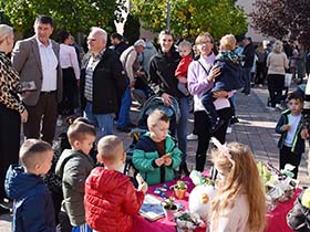 Пећиначко шеталиште преплавила дечја машта (Видео)