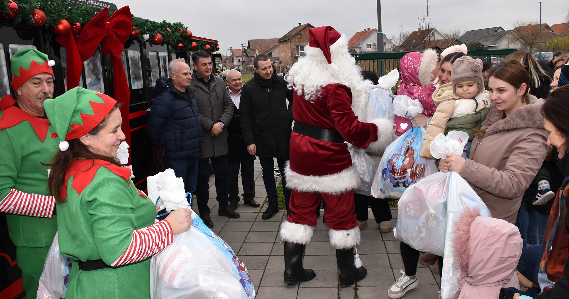 Деда Мраз и пакетићи стигли новогодишњим возом (Видео)