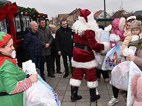 Deda Mraz i paketići stigli novogodišnjim vozom (Video)