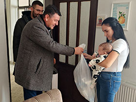 Хигијенски пакети за 126 беба (Видео)