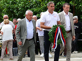 Пећиначка делегација положила венац на спомен обележје Слобода