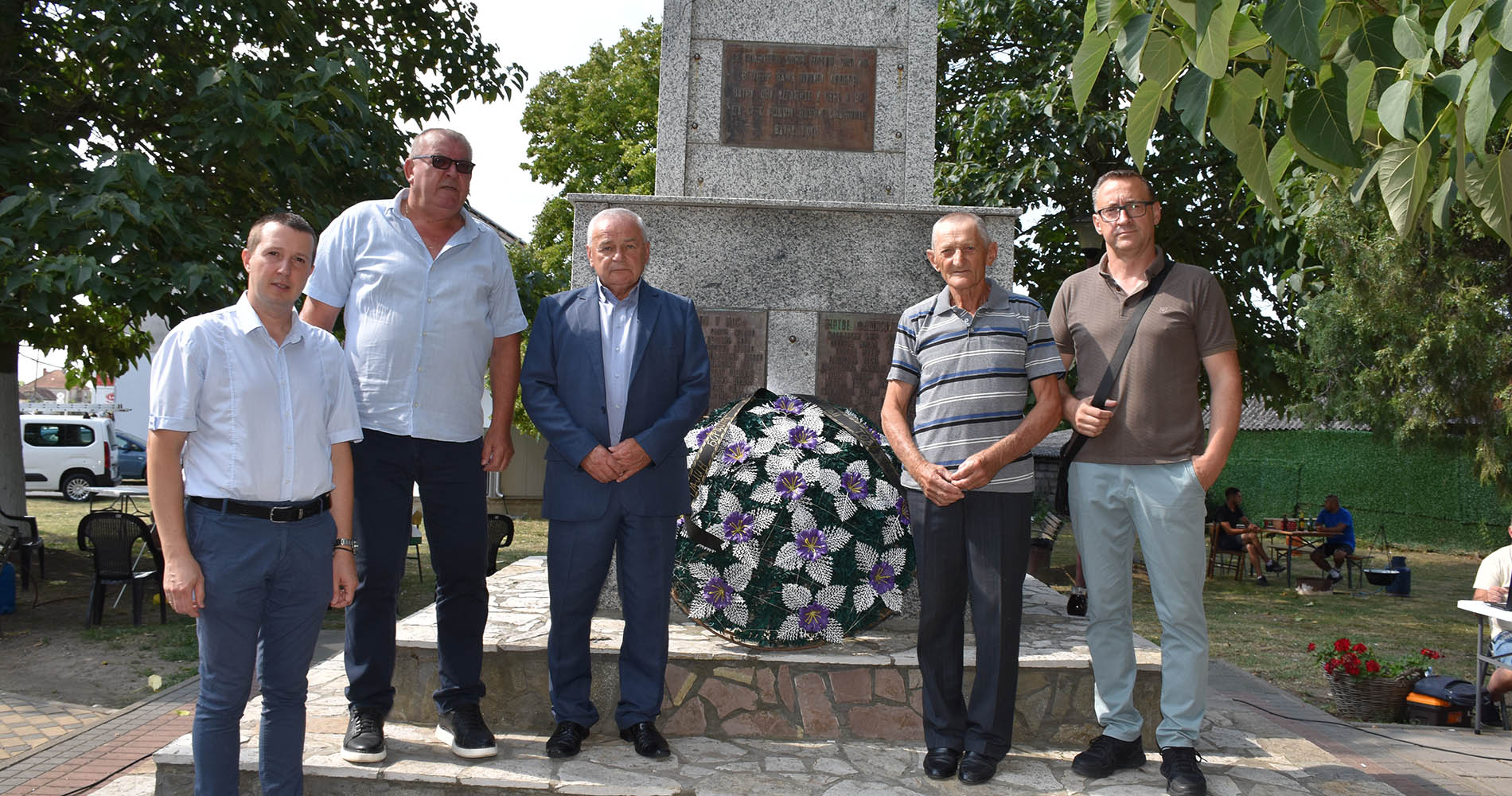 Petrovdan u Donjem Tovarniku obeležen polaganjem venaca i bogatim programom