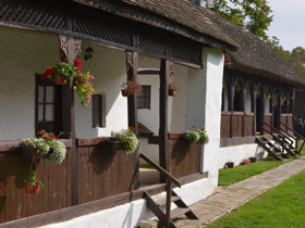 Predstava „Čuješ seko“ u dvorištu etno kuće