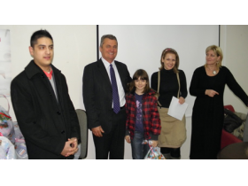 Opština dodelila poklon-pakete članovima Pozorišta mladih