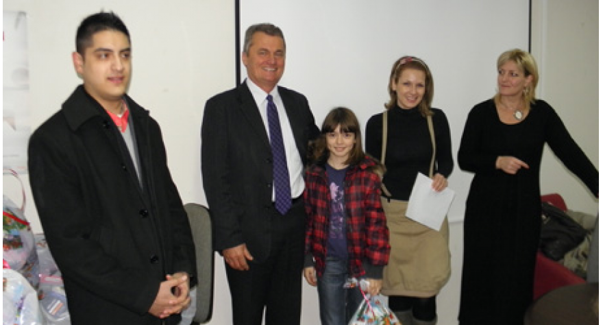 Opština dodelila poklon-pakete članovima Pozorišta mladih