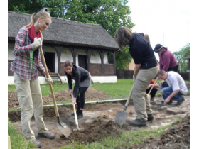 Inostrani volonteri u Etno kući Kupinovo