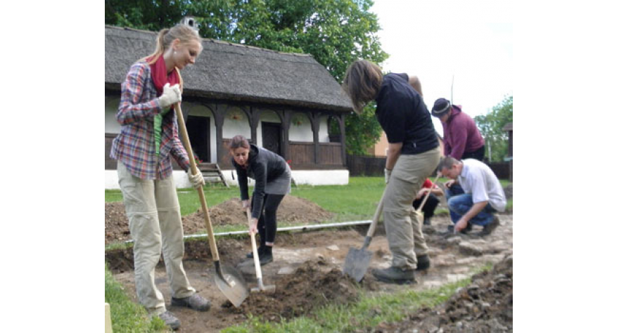 Inostrani volonteri u Etno kući Kupinovo