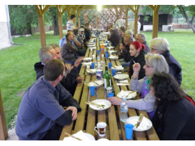 Učesnici i gosti u dvorištu Etno kuće u Kupinovu