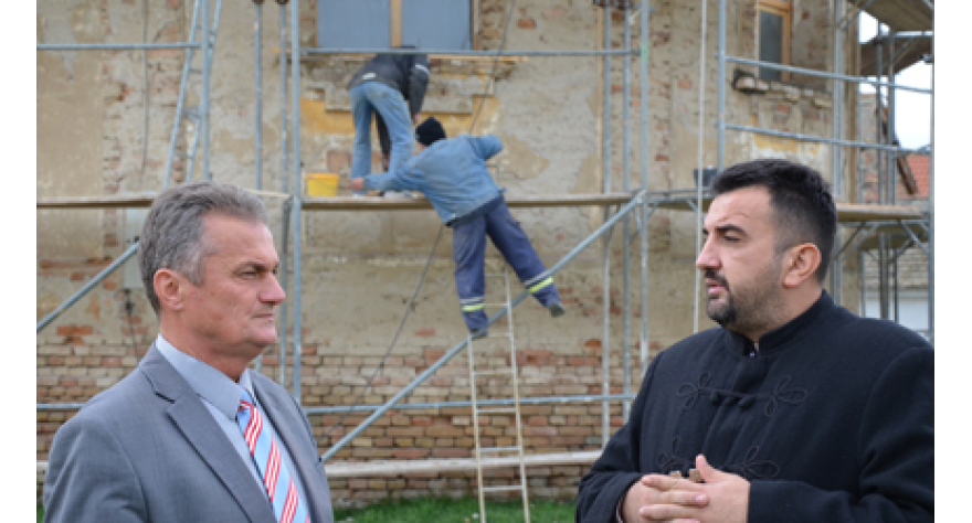 U toku renoviranje hramova u Deču i Karlovčiću