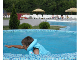 Besplatna škola plivanja za osnovce na bazenu u Pećincima