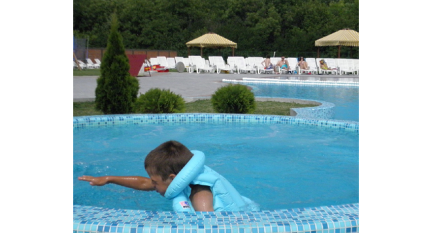 Besplatna škola plivanja za osnovce na bazenu u Pećincima