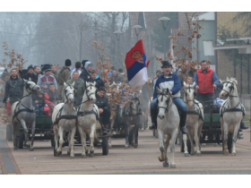 Donošenje Badnjaka u pećinački hram