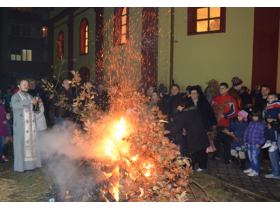 Palili badnjak i pekli prasiće
