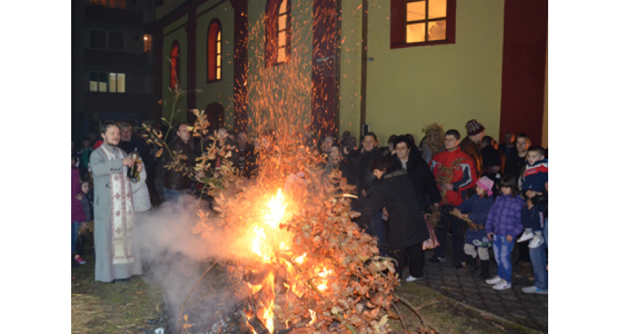 Palili badnjak i pekli prasiće