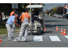 U toku obeležavanje horizontalne signalizacije na opštinskim putevima
