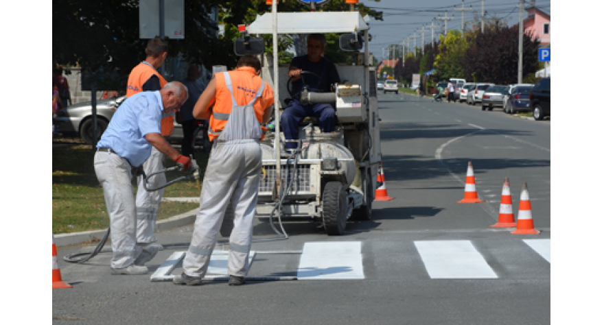 U toku obeležavanje horizontalne signalizacije na opštinskim putevima