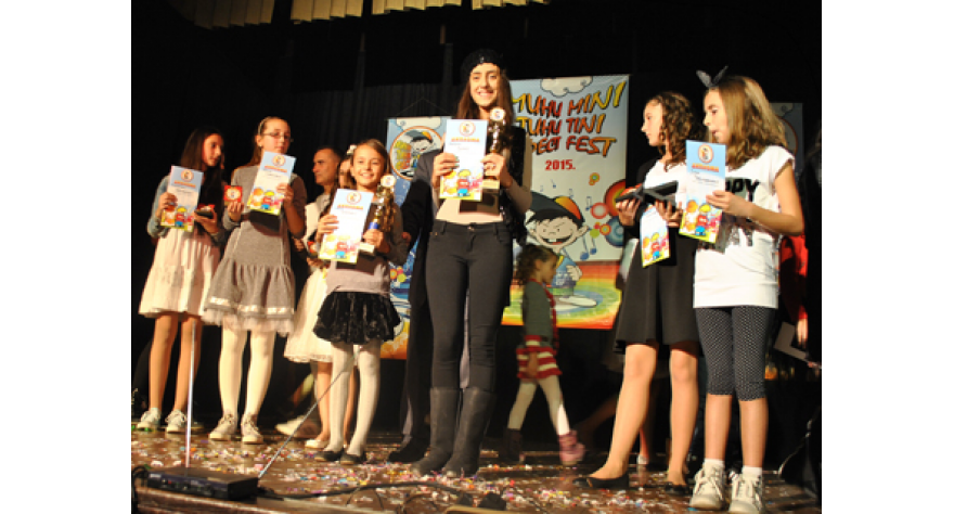 Mini-tini fest u Pećincima - raspevana strana sveta